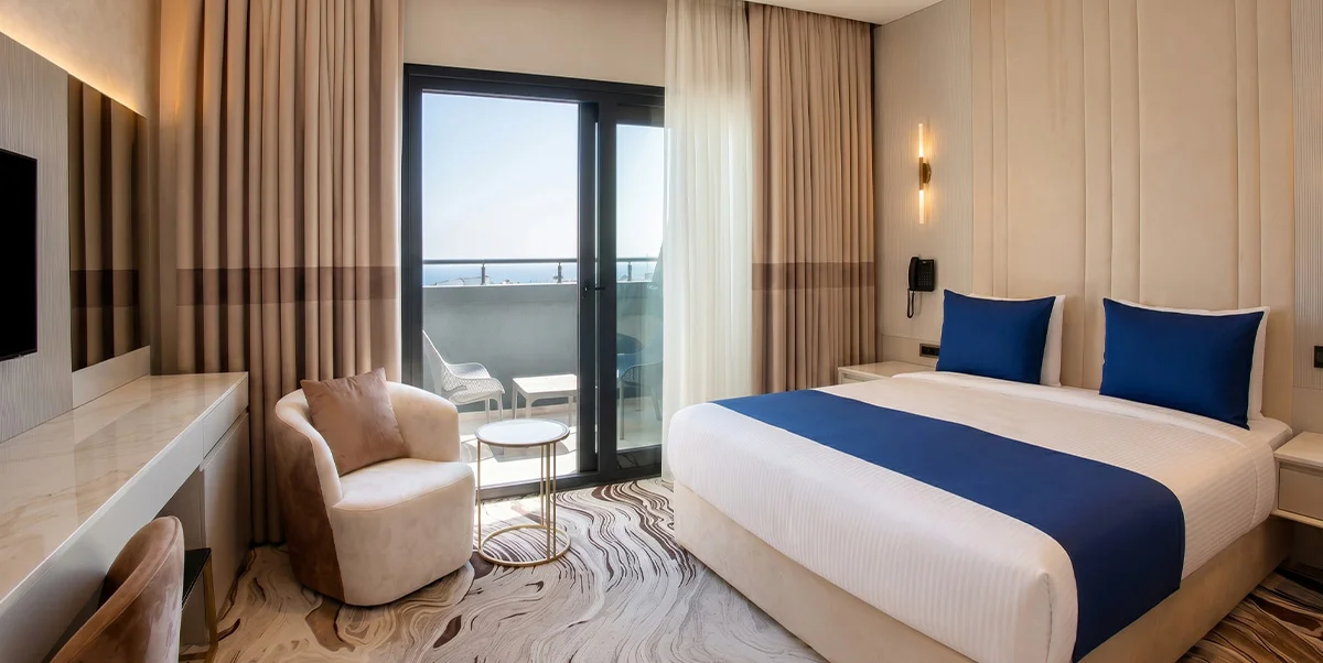 TRENDY ROOM WITH KING SIZE BED