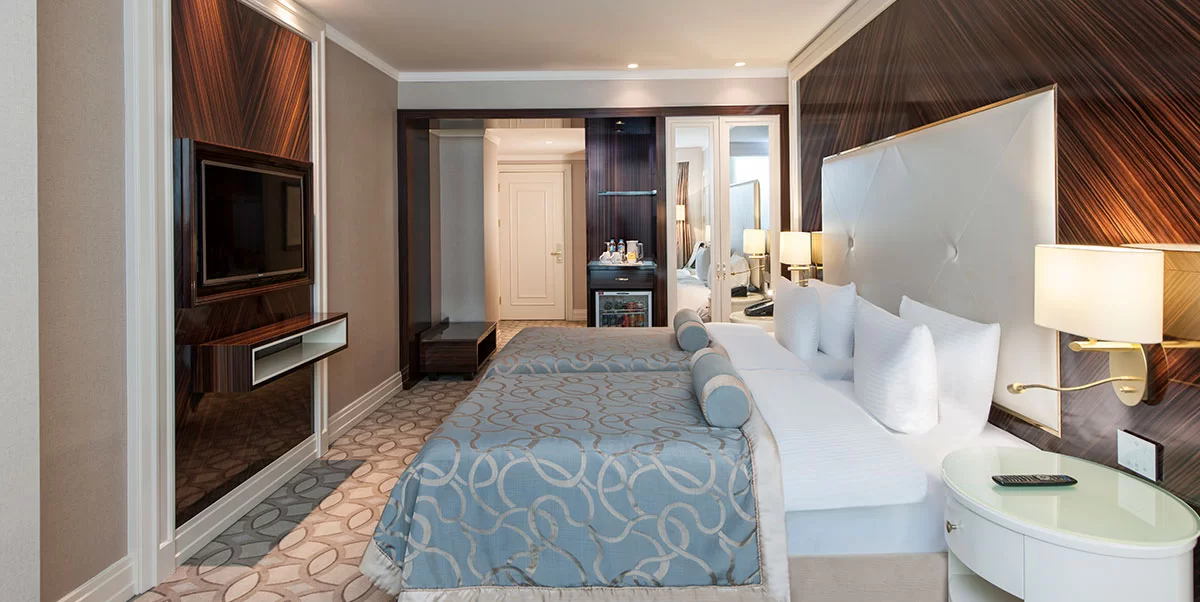 DELUXE ROOM WITH 2 SINGLE BEDS 