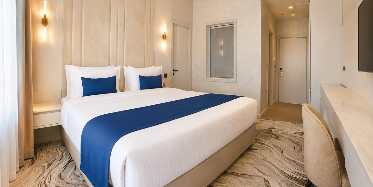 TRENDY ROOM WITH KING SIZE BED