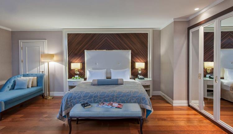 JUNIOR SUITE WITH QUEEN SIZE BED 