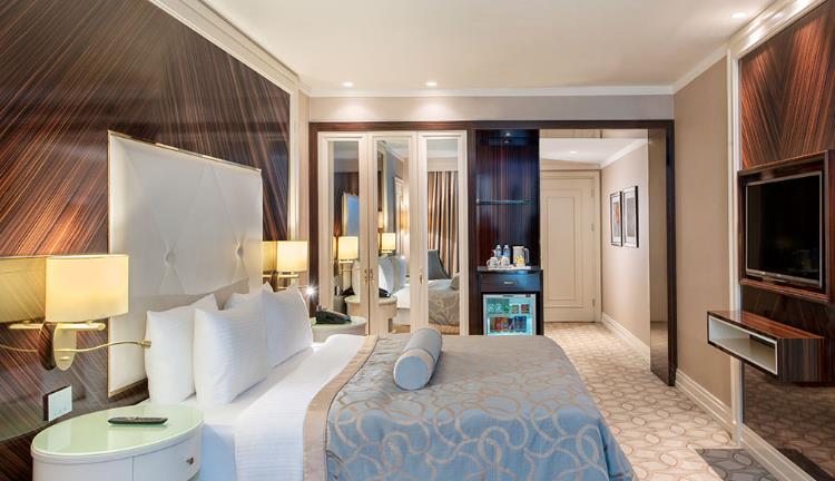 CORNER ROOM WITH QUEEN SIZE BED 