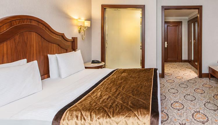 SUPERIOR ROOM WITH QUEEN SIZE BED