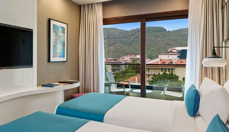 SUPERIOR ROOM WITH 2 SINGLE BEDS 