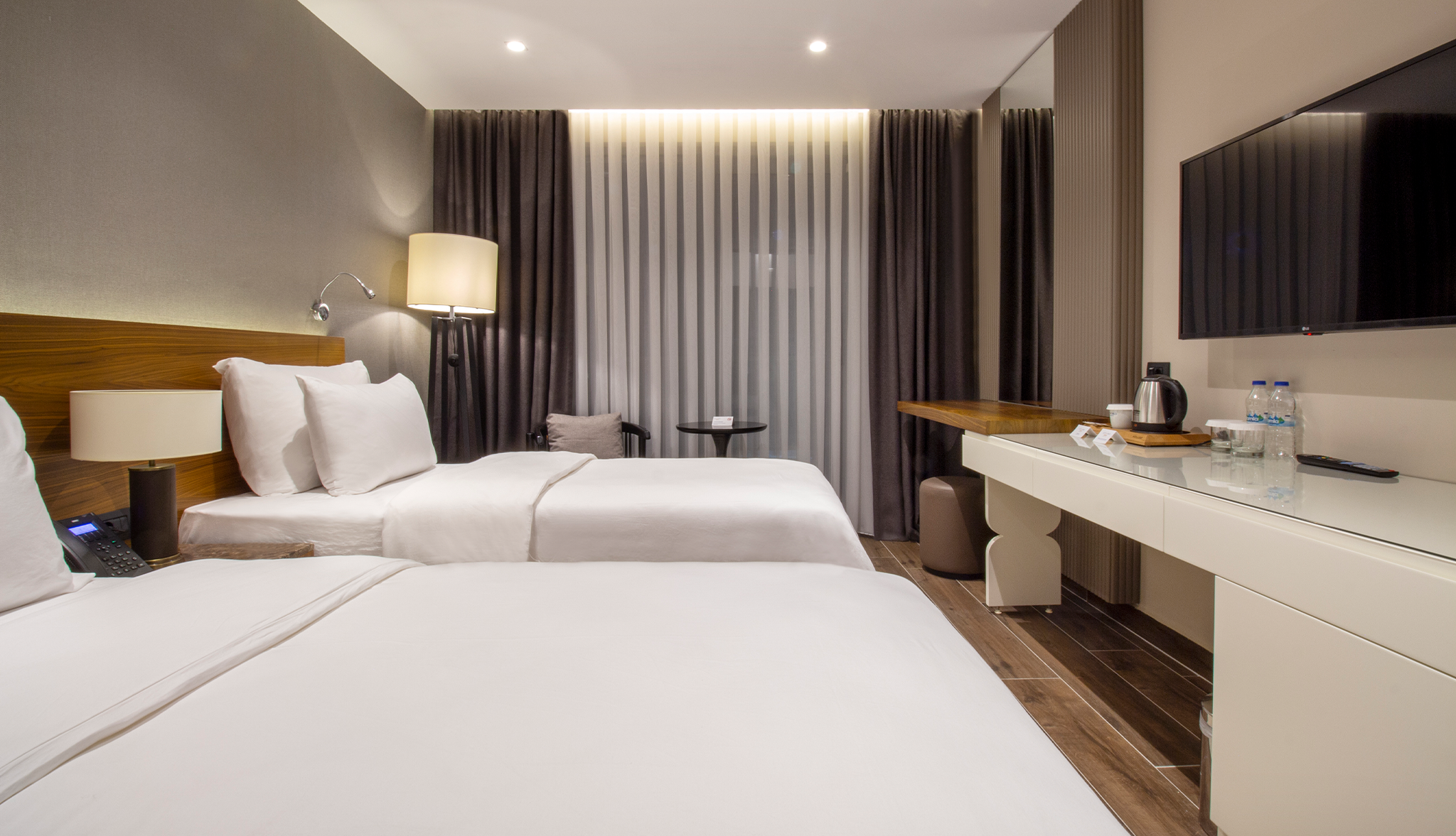 TRENDY ROOM WITH 2 SINGLE BEDS