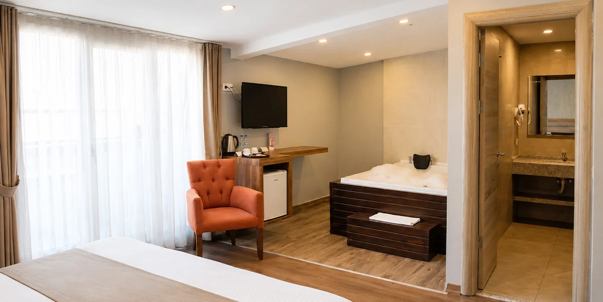 DELUXE ROOM WITH QUEEN SIZE BED