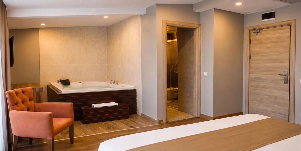 DELUXE ROOM WITH QUEEN SIZE BED