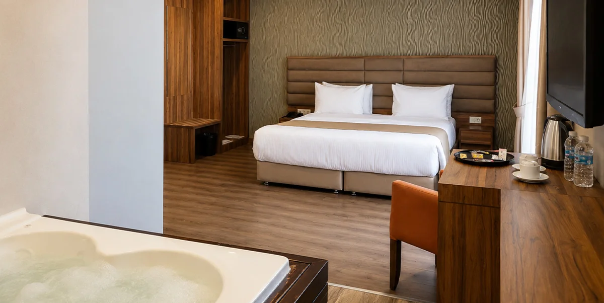 DELUXE ROOM WITH QUEEN SIZE BED