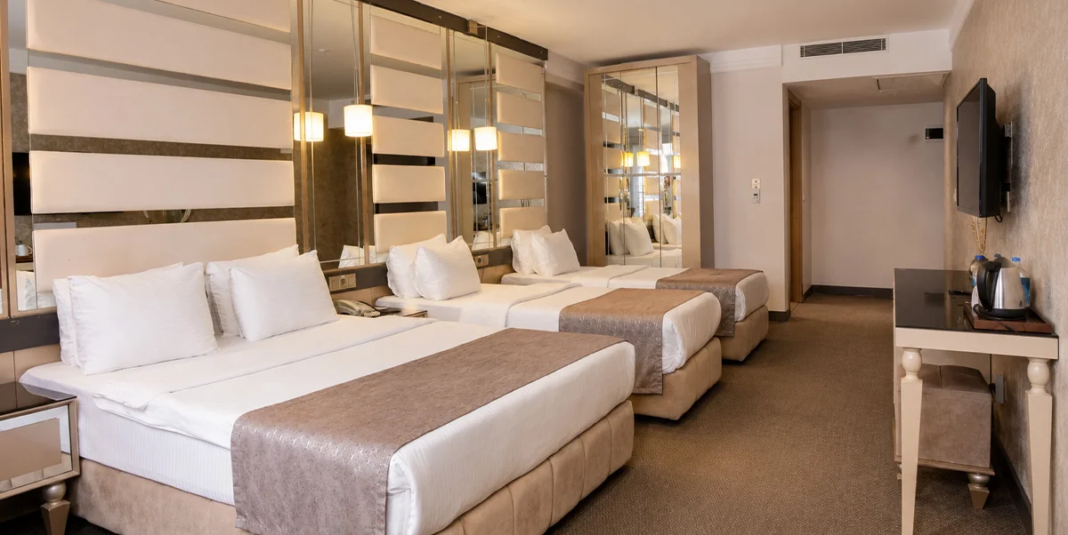 FAMILY ROOM WITH 1 KING SIZE & 2 SINGLE BEDS 