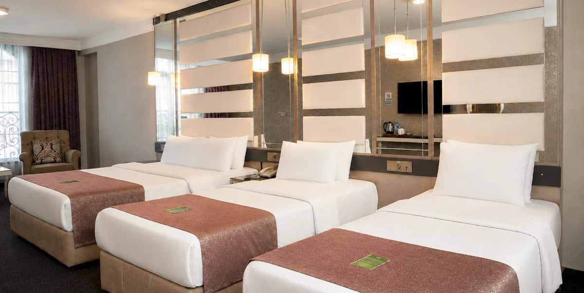 FAMILY ROOM WITH 1 KING SIZE & 2 SINGLE BEDS 