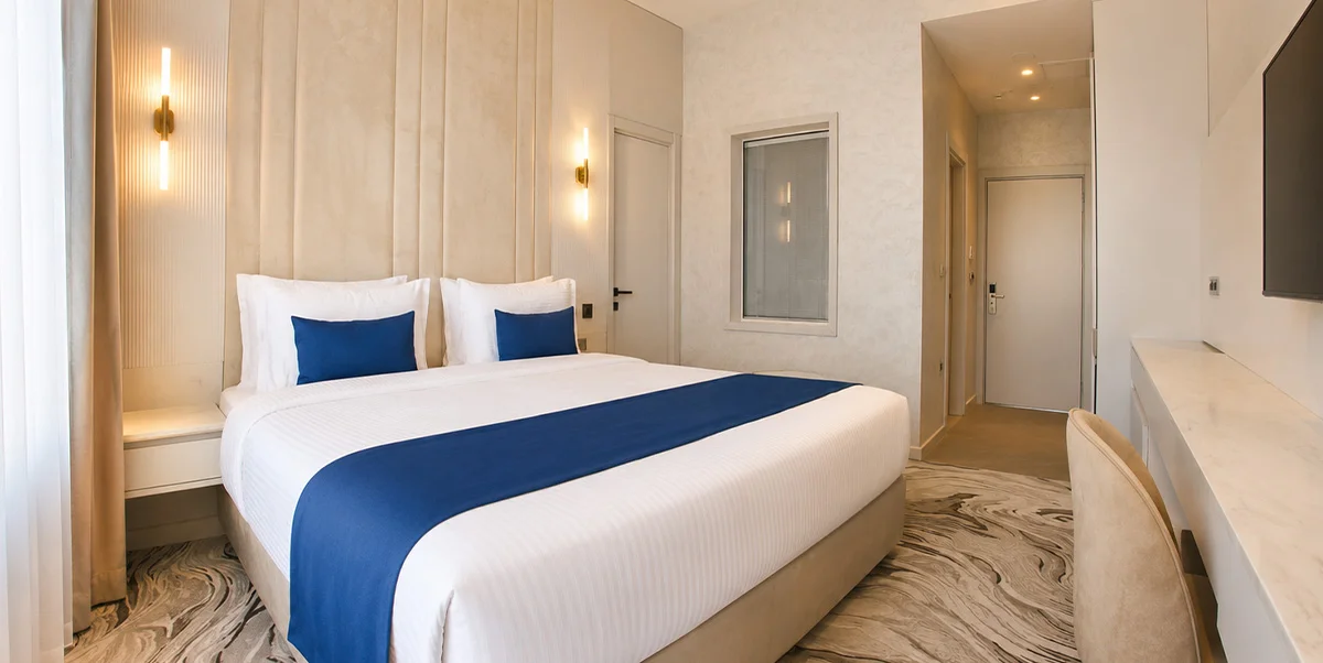SUPERIOR ROOM – KING BED WITH BALCONY