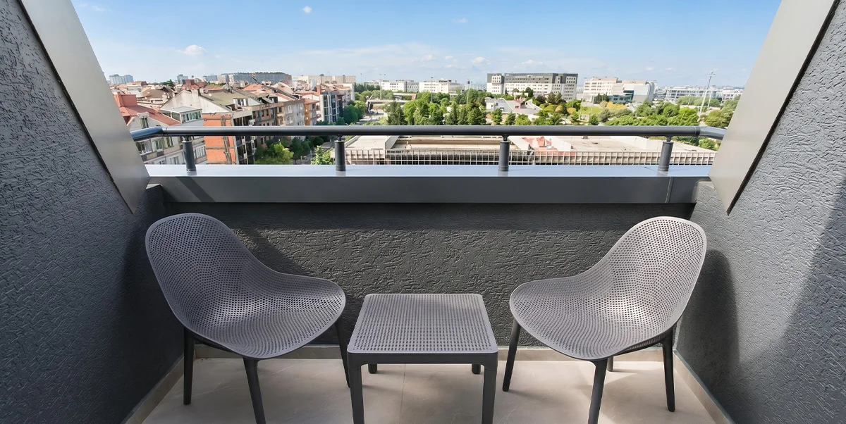SUPERIOR ROOM – KING BED WITH BALCONY