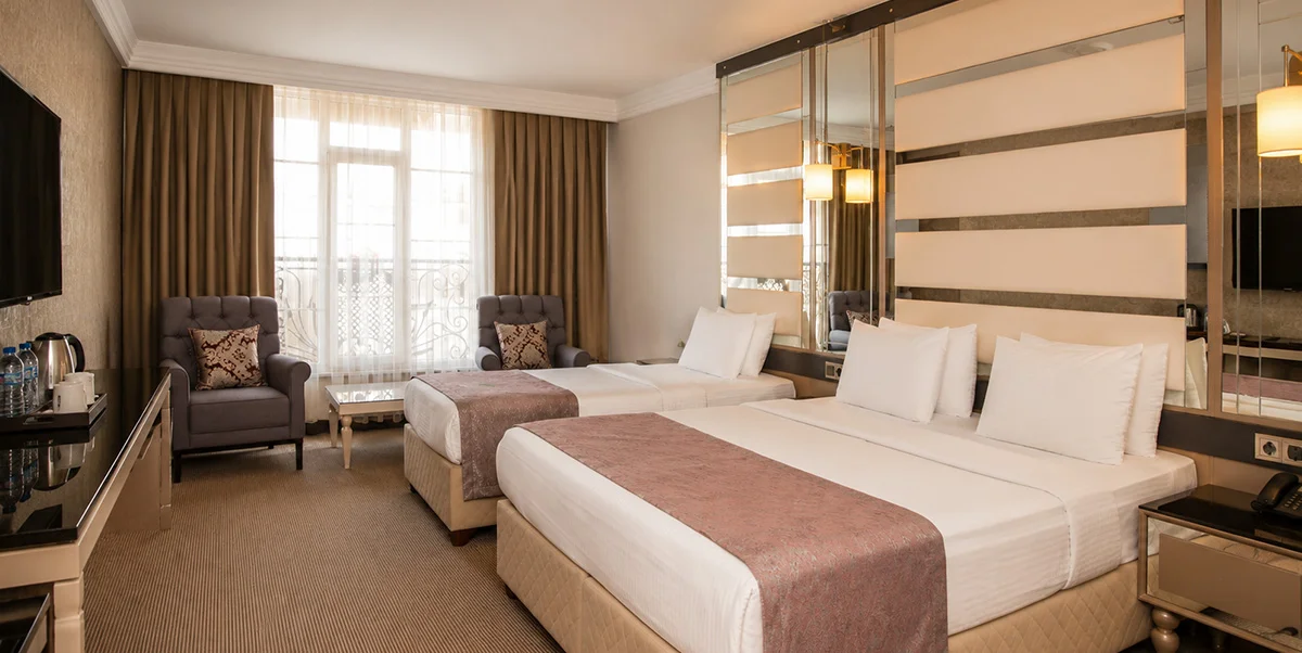 SUPERIOR ROOM WITH 1 KING + 1 SINGLE	