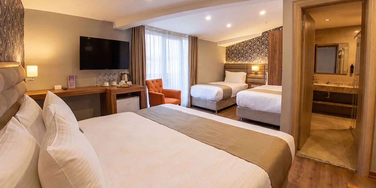 TRENDY ROOM WITH 1 KING + 2 SINGLE BED 