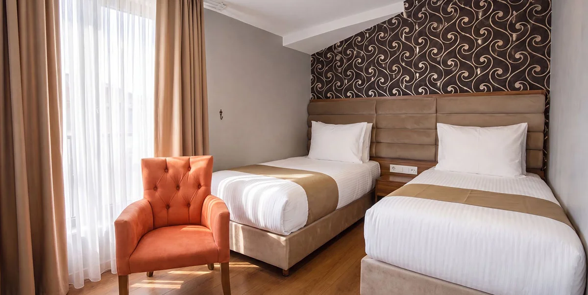 TRENDY ROOM WITH 1 KING + 2 SINGLE BED 