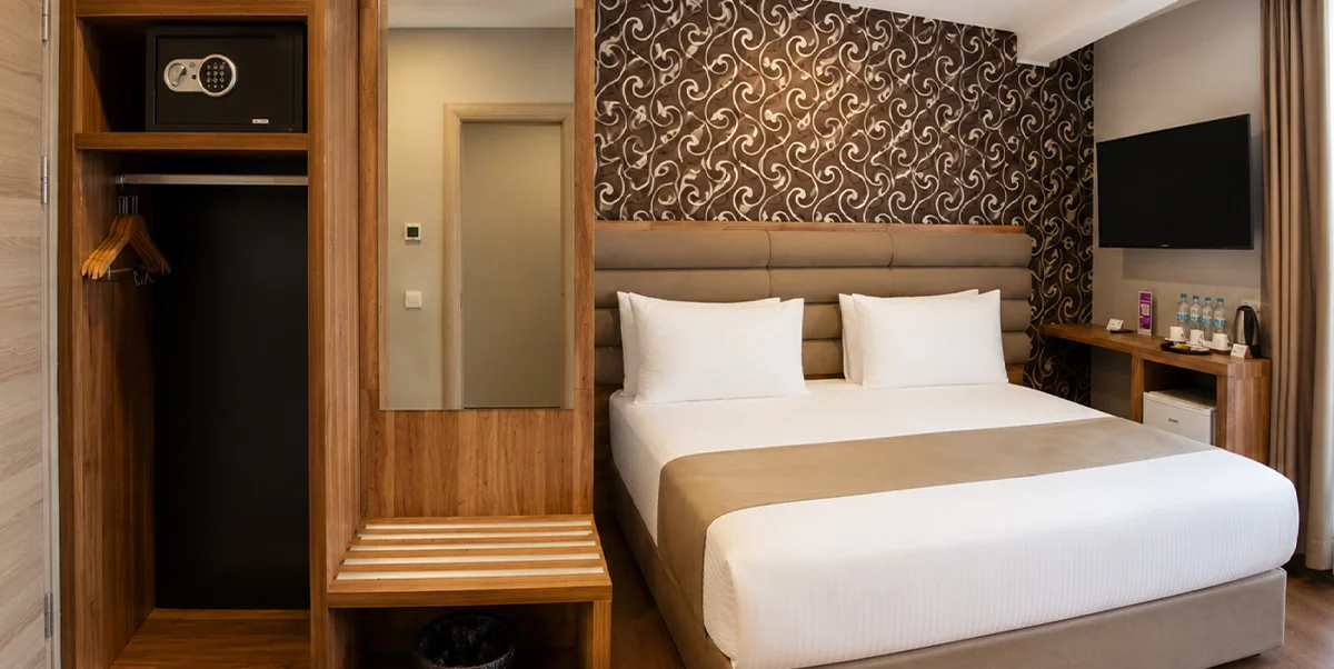 TRENDY ROOM WITH 1 KING + 2 SINGLE BED 