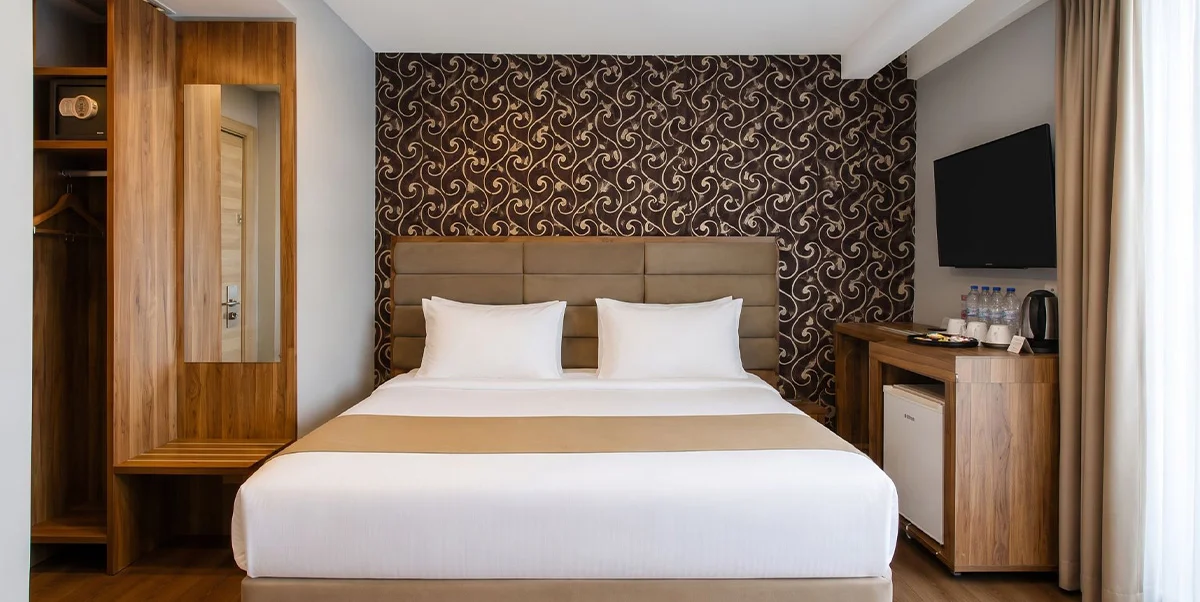 TRENDY ROOM WITH 1 KING + 2 SINGLE BED 