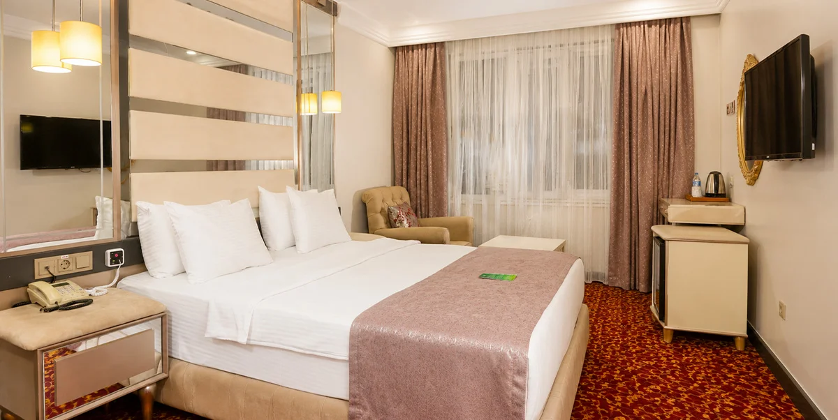 TRENDY ROOM WITH QUEEN SIZE BED