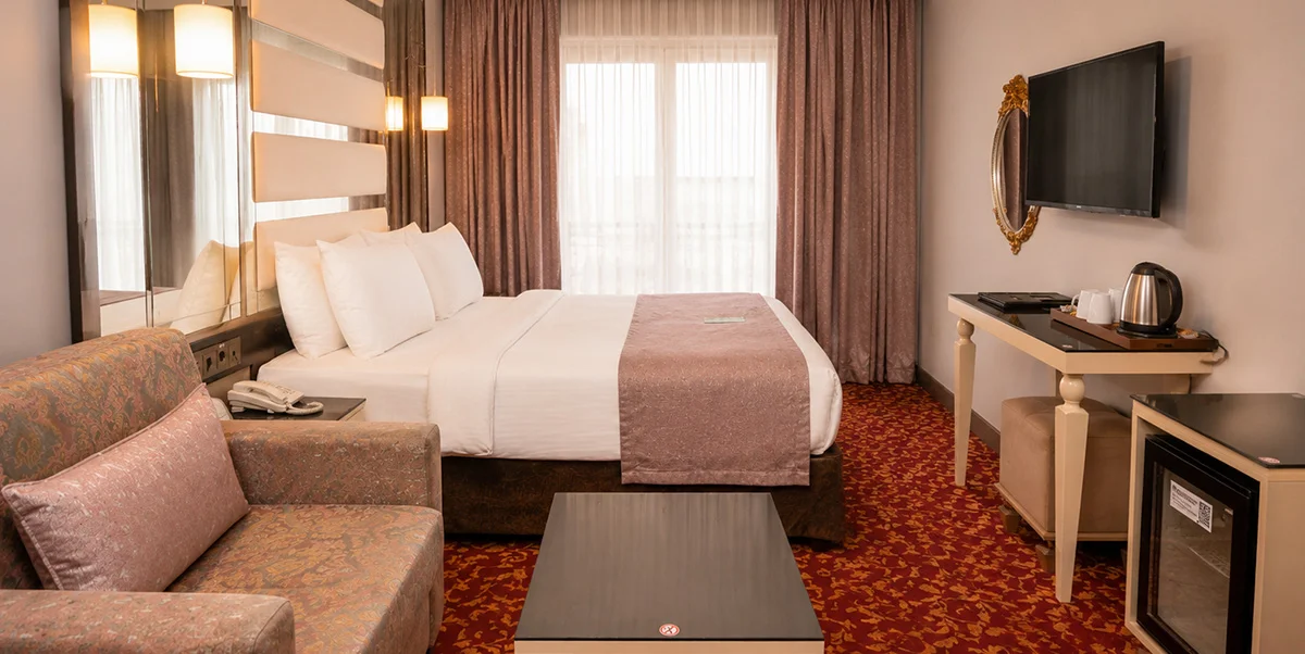 TRENDY ROOM WITH QUEEN SIZE BED