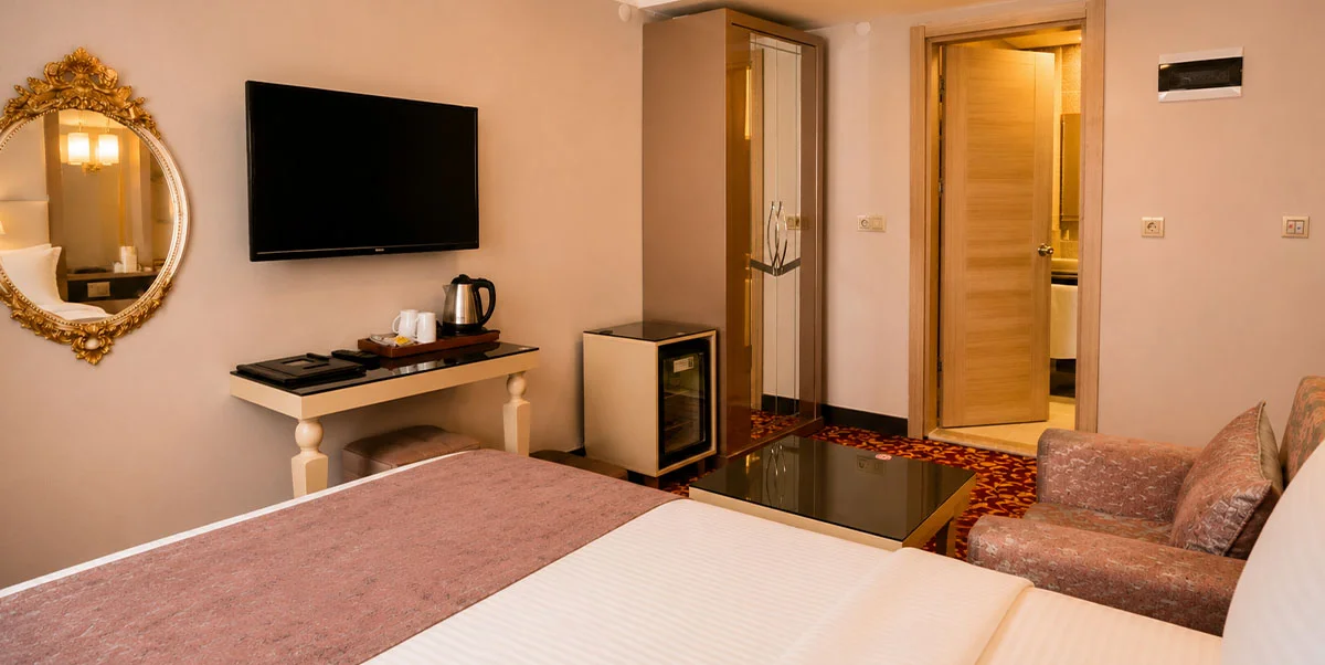 TRENDY ROOM WITH QUEEN SIZE BED
