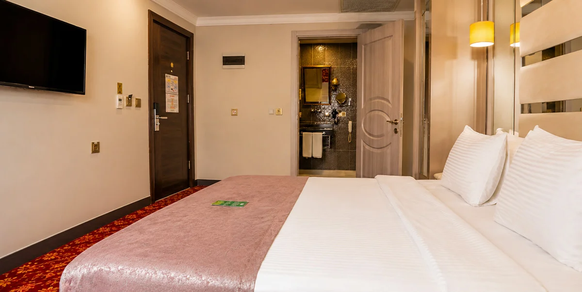 TRENDY ROOM WITH QUEEN SIZE BED