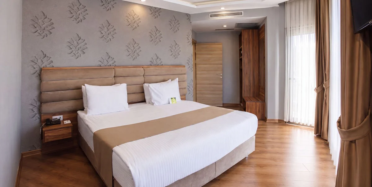 SUITE WITH QUEEN SIZE BED