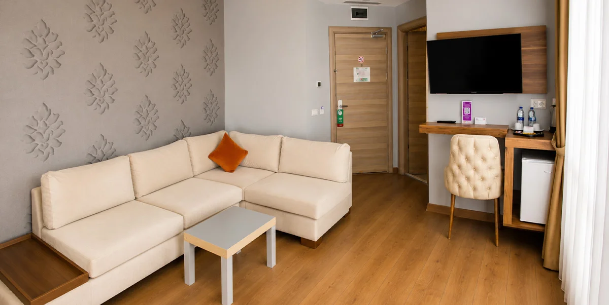 SUITE WITH QUEEN SIZE BED