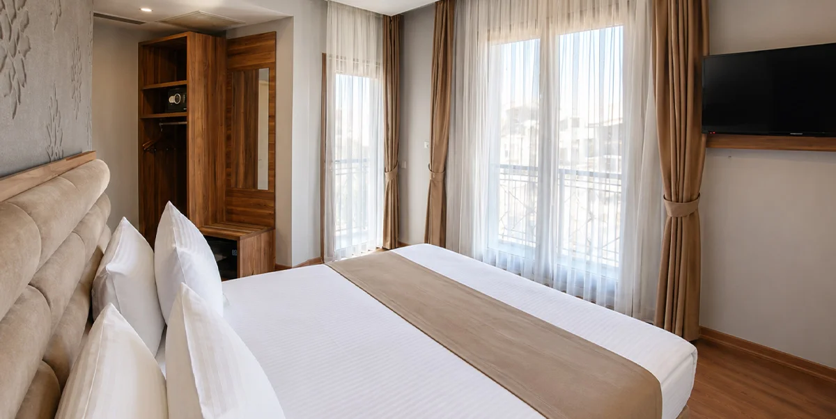 SUITE WITH QUEEN SIZE BED