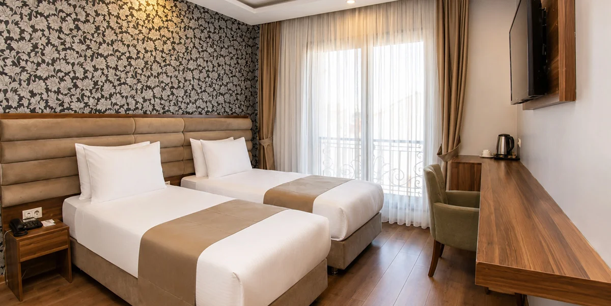TRENDY ROOM WITH 2 SINGLE BEDS