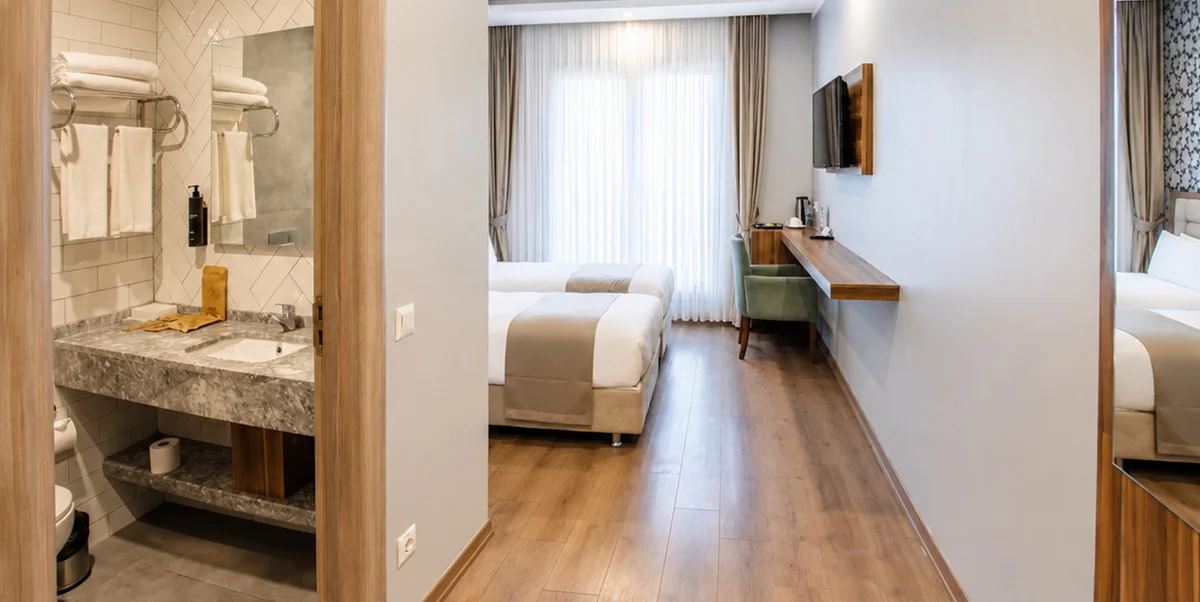 TRENDY ROOM WITH 2 SINGLE BEDS