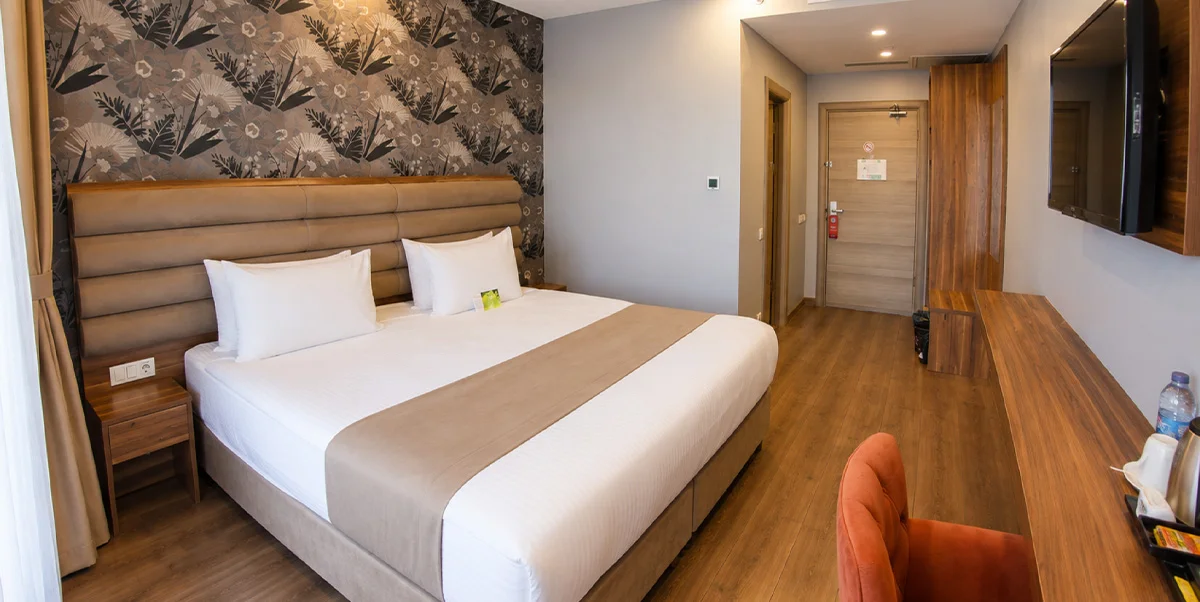 TRENDY ROOM WITH QUEEN SIZE BED