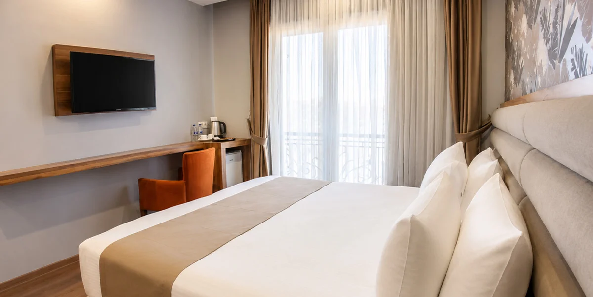 TRENDY ROOM WITH QUEEN SIZE BED