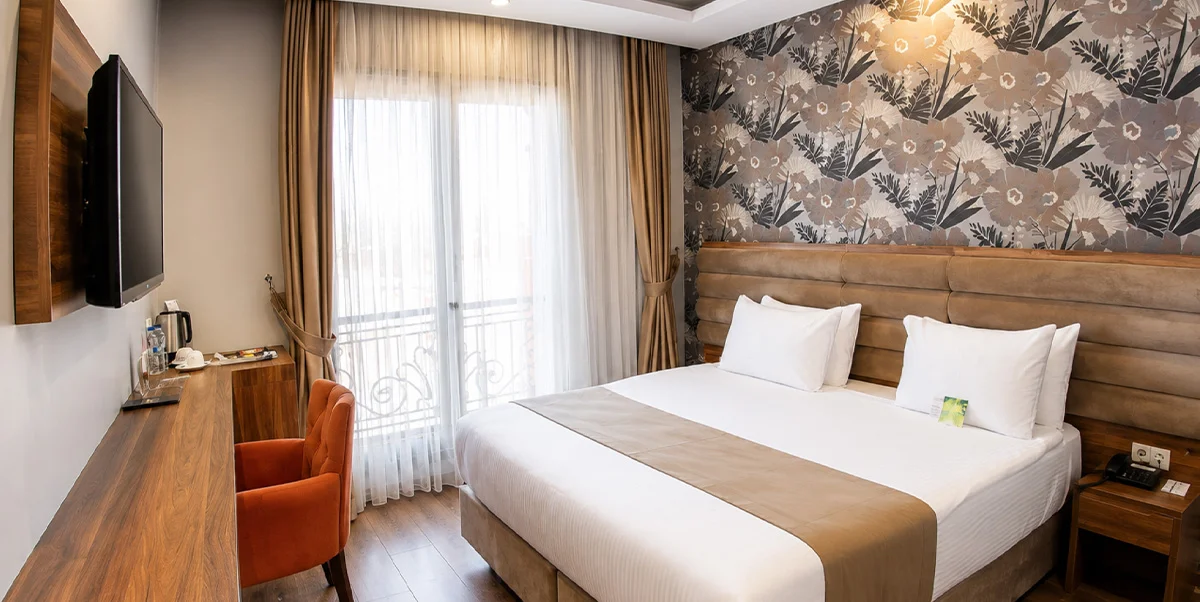 TRENDY ROOM WITH QUEEN SIZE BED