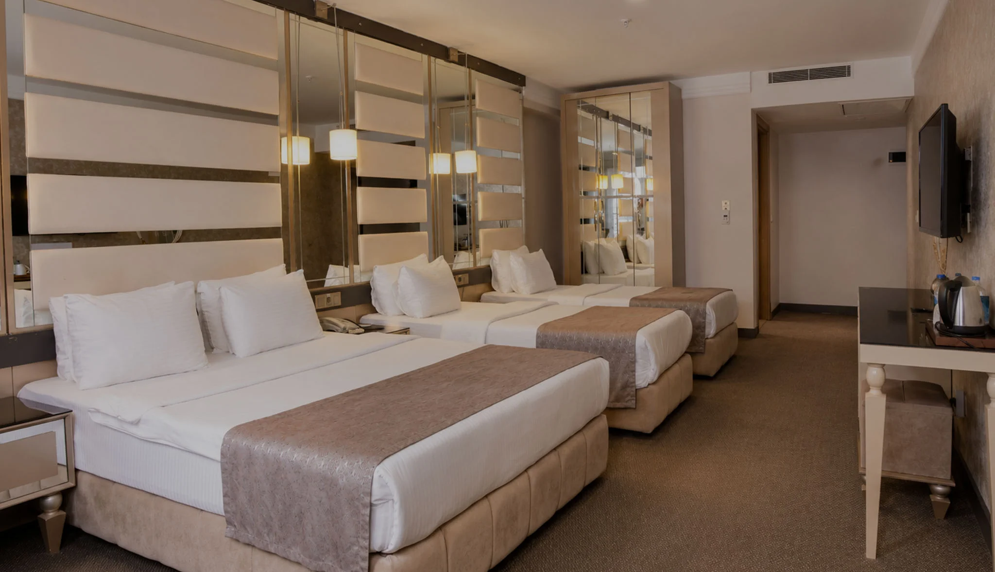FAMILY ROOM WITH 1 KING SIZE & 2 SINGLE BEDS 