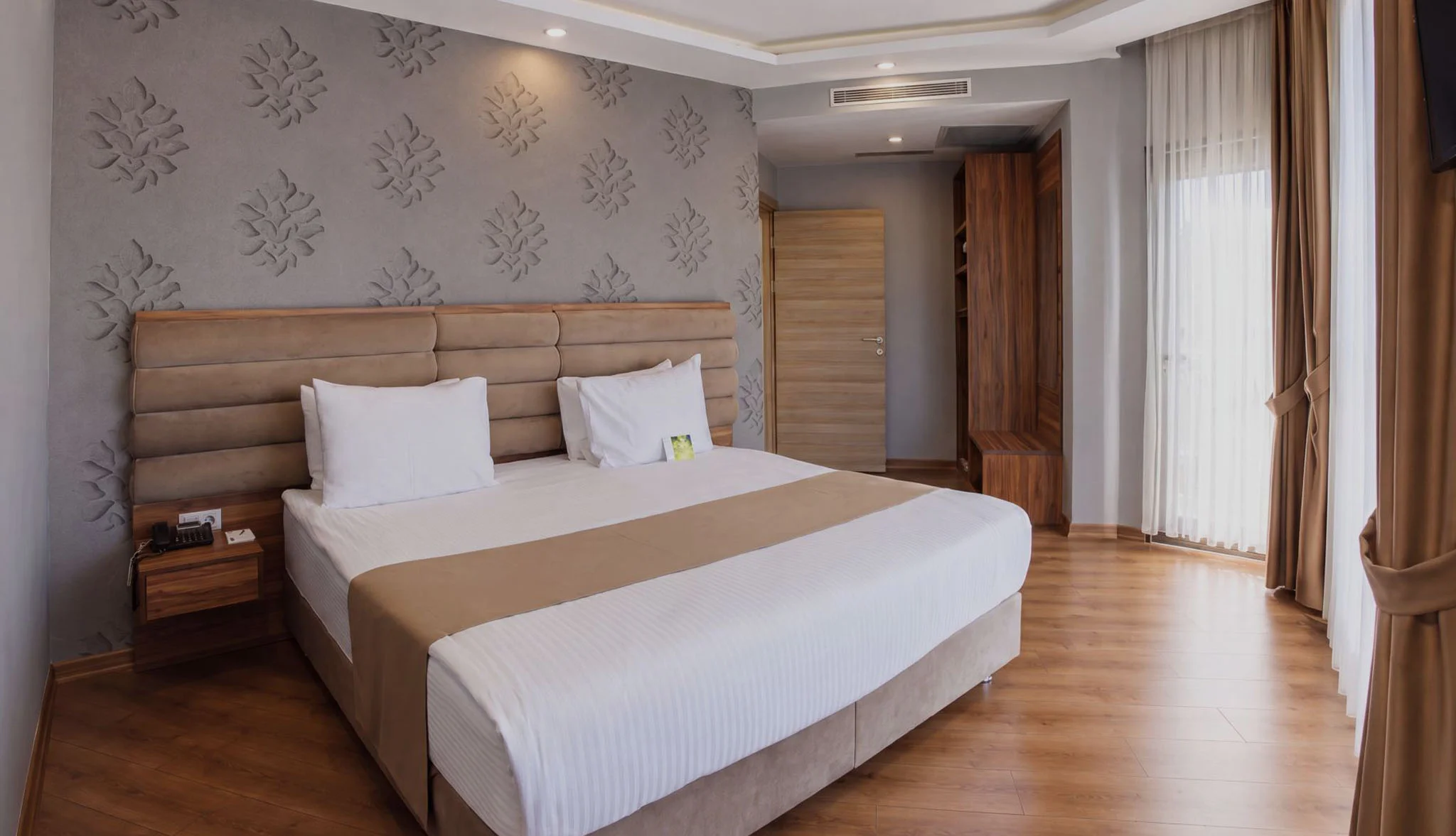 SUITE WITH QUEEN SIZE BED