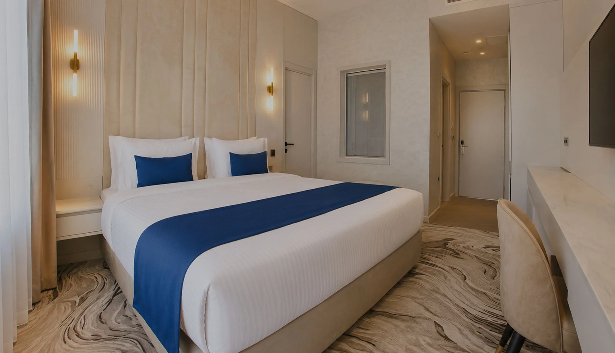 SUPERIOR ROOM – KING BED WITH BALCONY
