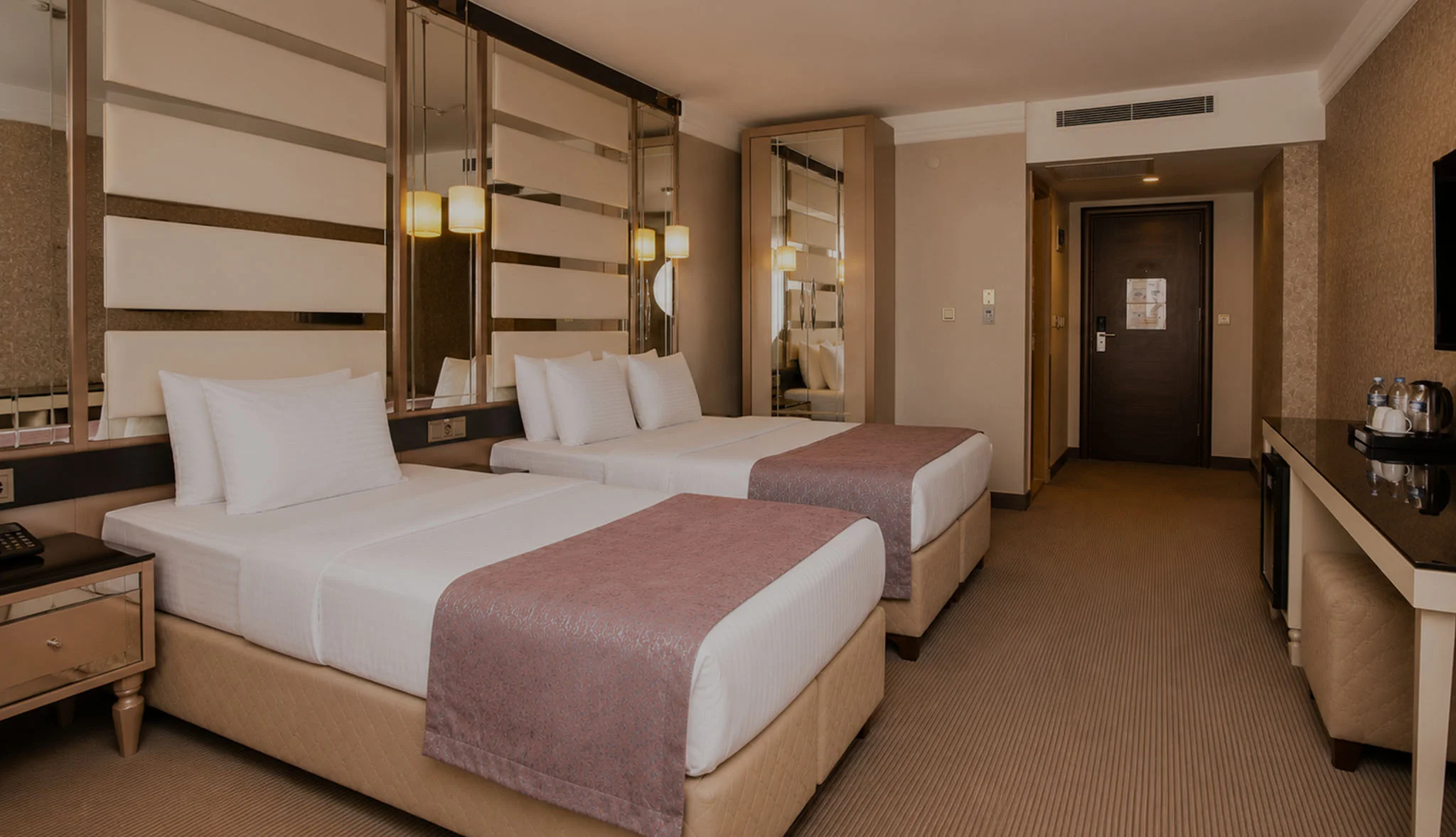 SUPERIOR ROOM WITH 1 KING + 1 SINGLE	