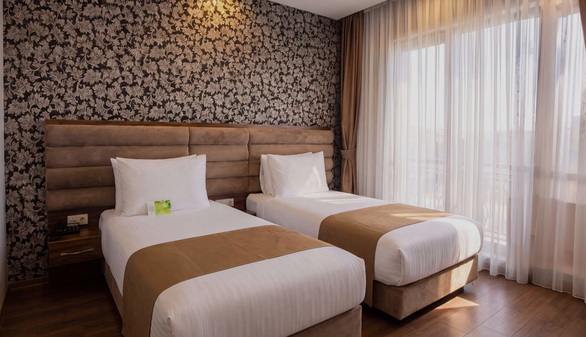 TRENDY ROOM WITH 2 SINGLE BEDS