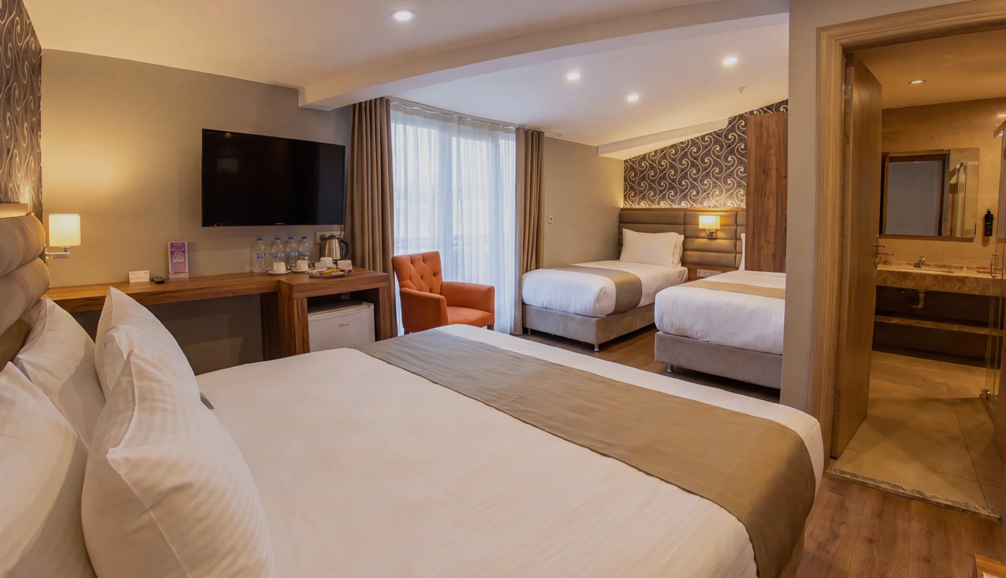 TRENDY ROOM WITH 1 KING + 2 SINGLE BED 