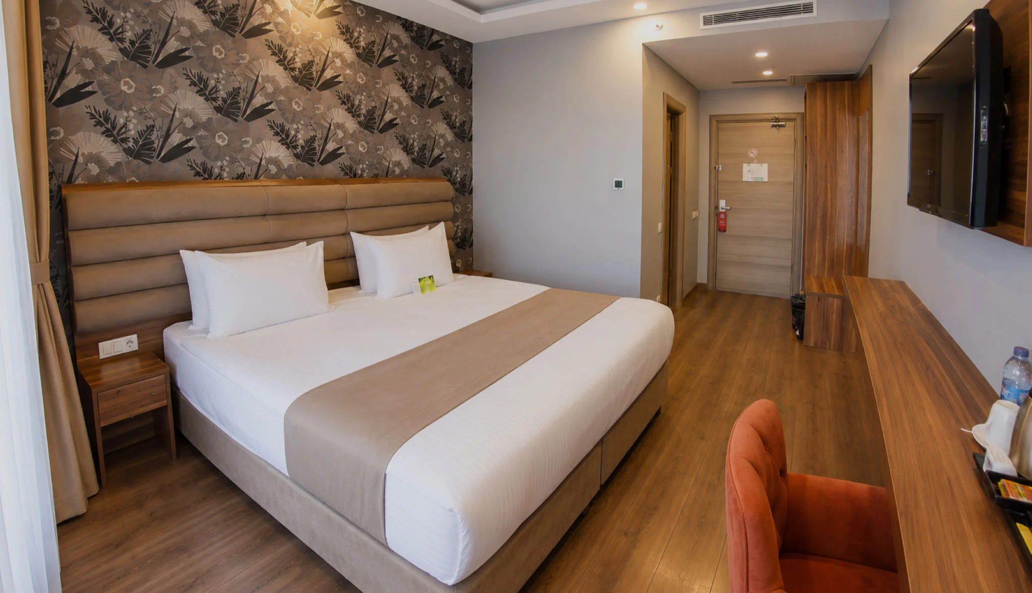 TRENDY ROOM WITH QUEEN SIZE BED
