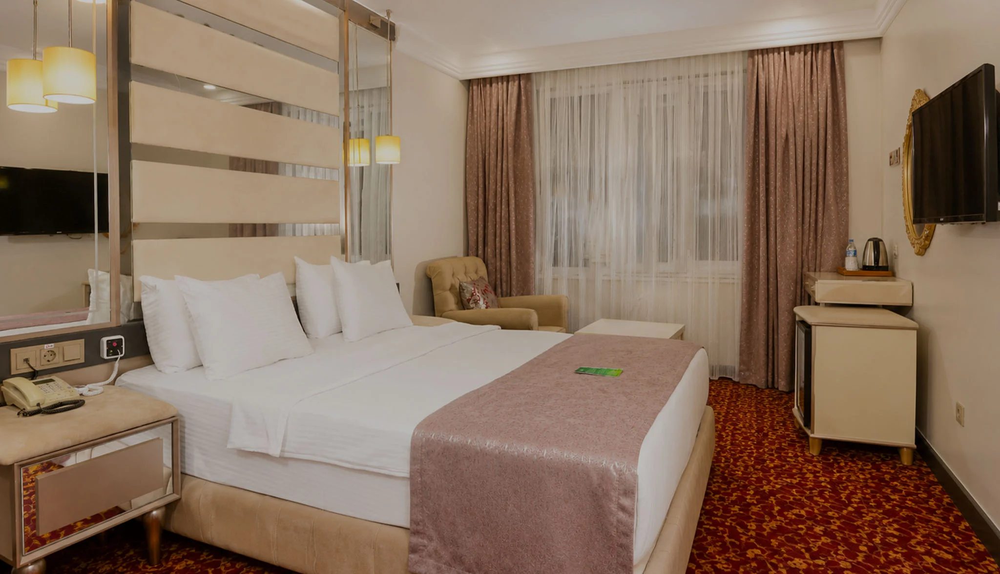 TRENDY ROOM WITH QUEEN SIZE BED