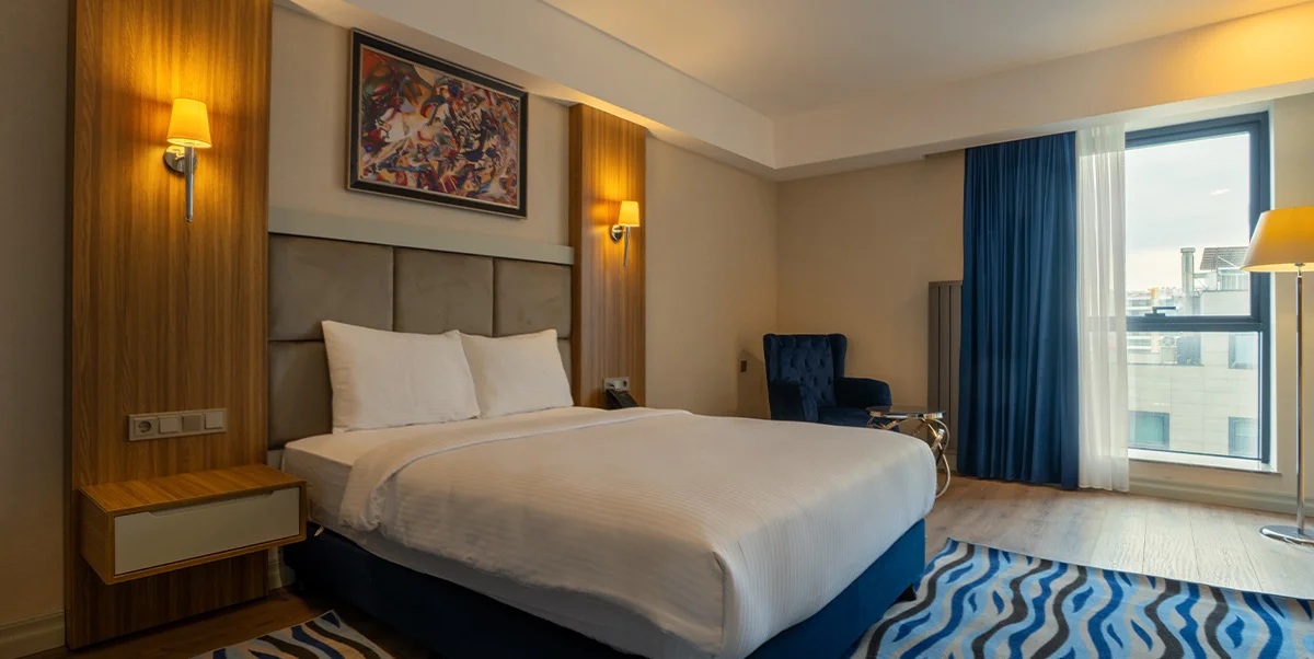 SUITE WITH QUEEN SIZE BED