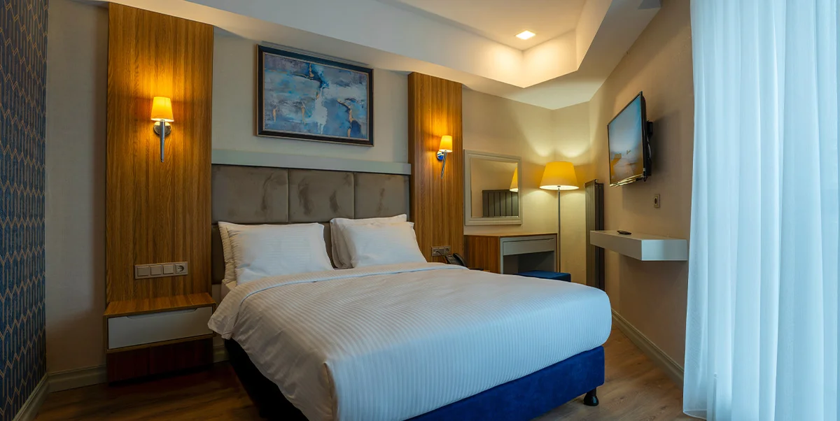 TRENDY ROOM WITH QUEEN SIZE BED