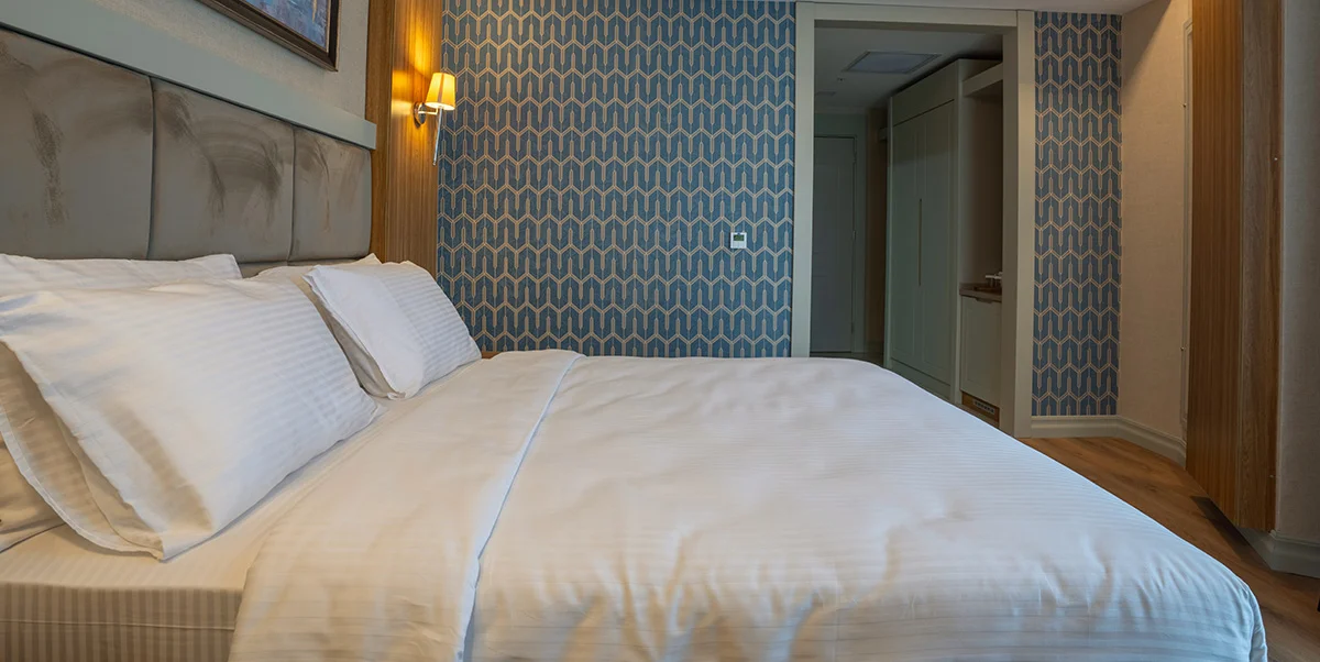 TRENDY ROOM WITH QUEEN SIZE BED