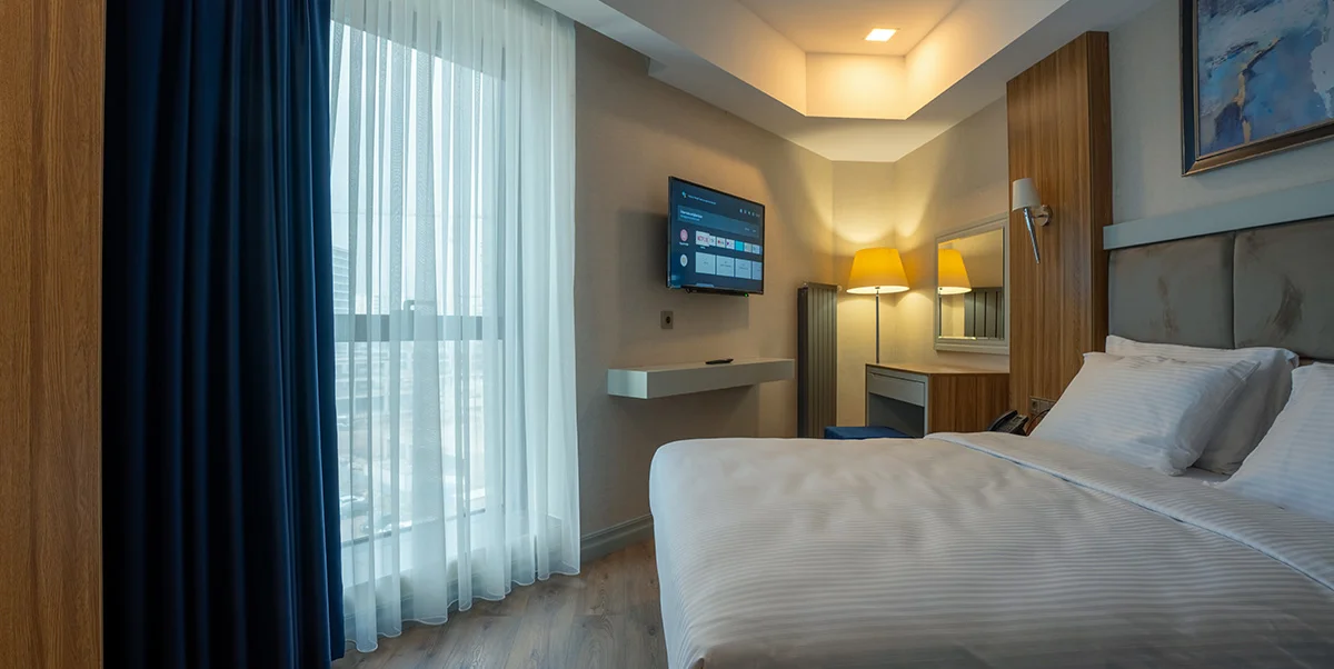 TRENDY ROOM WITH QUEEN SIZE BED