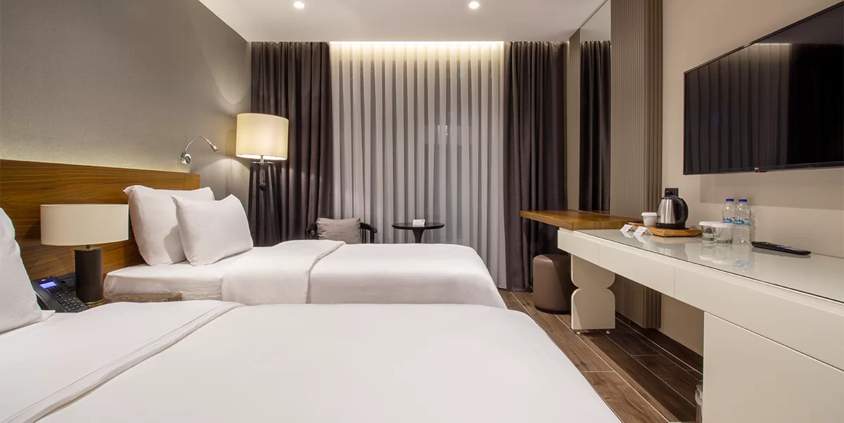 TRENDY ROOM WITH 2 SINGLE BEDS