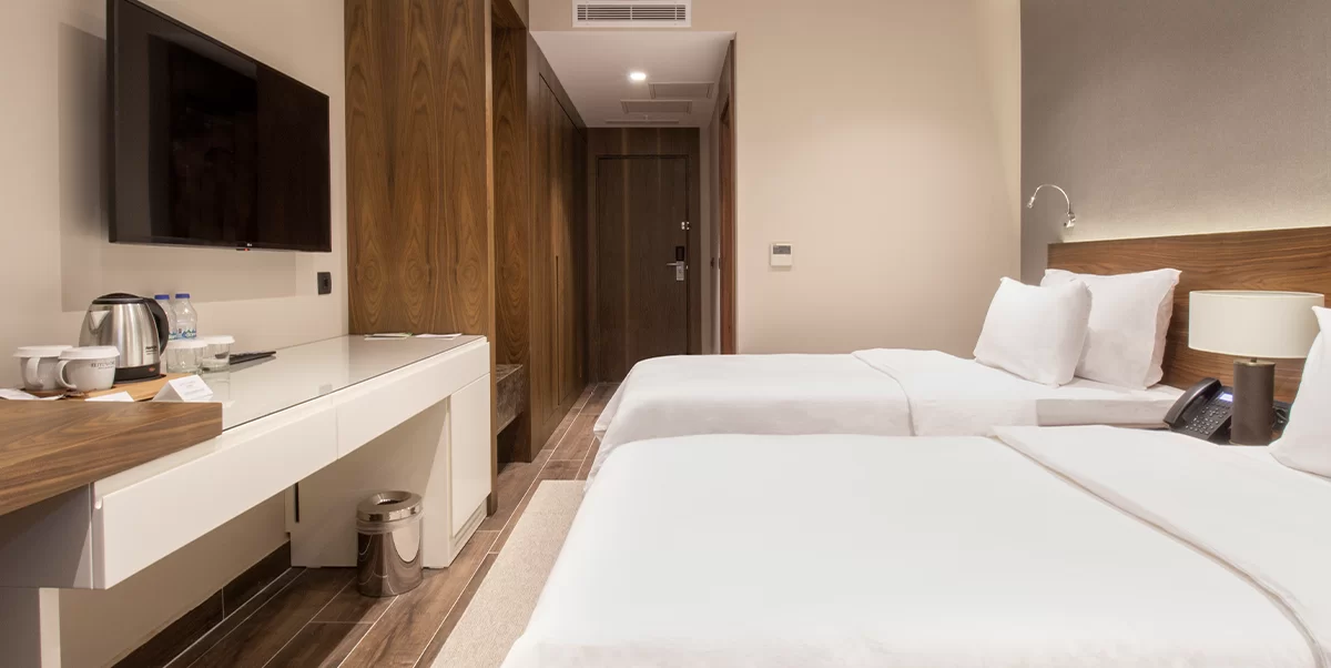 TRENDY ROOM WITH 2 SINGLE BEDS