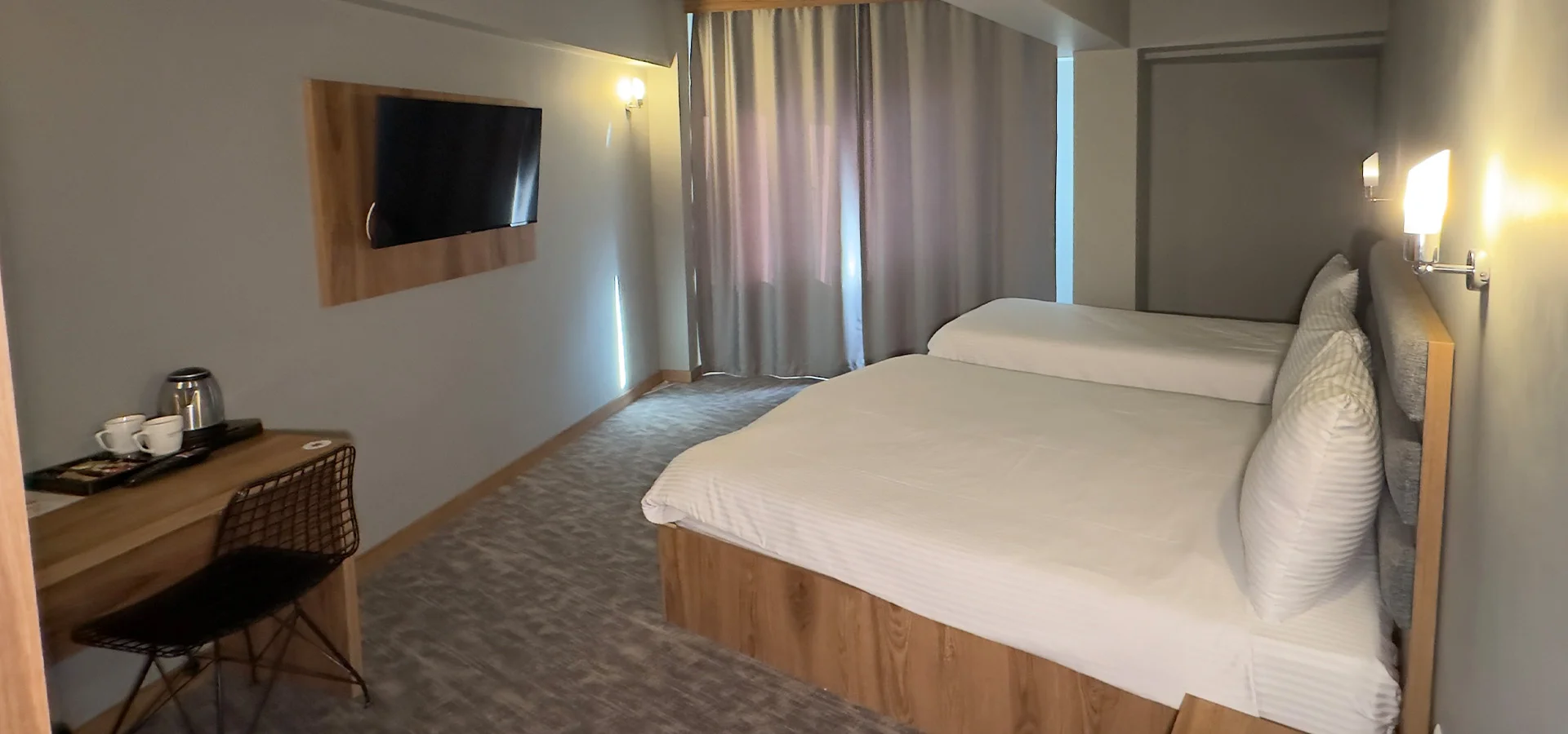 TRENDY ROOM WITH QUEEN SIZE BED