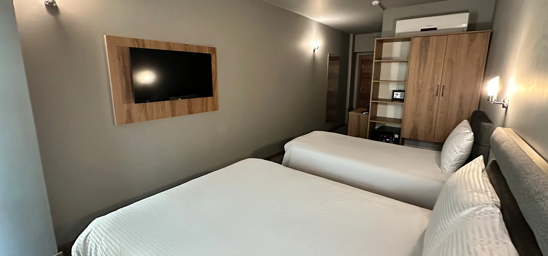TRENDY ROOM WITH QUEEN SIZE BED