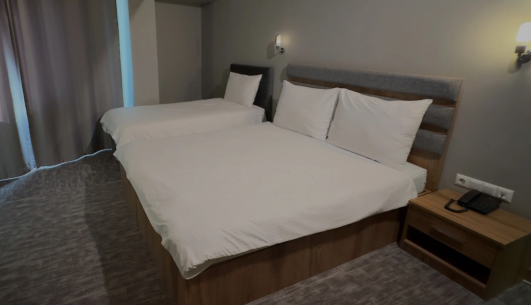 TRENDY ROOM WITH QUEEN SIZE BED