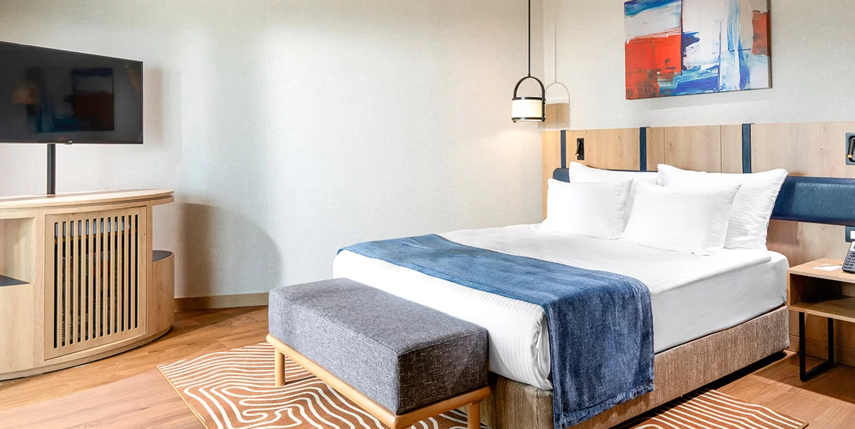 DELUXE ROOM WITH QUEEN SIZE BED